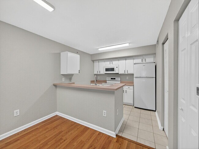 Building Photo - 121 SW Palm Dr