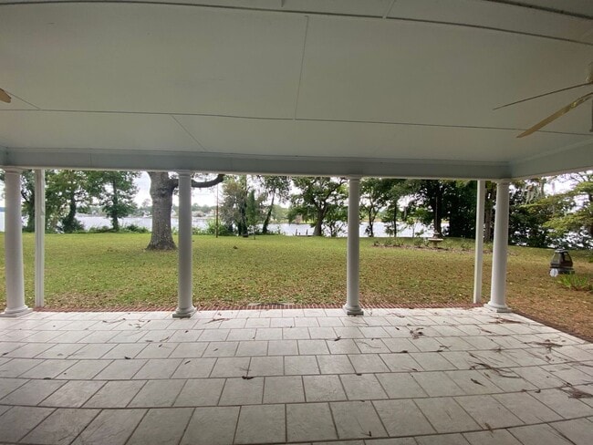 Building Photo - Beautiful 3 BR/2.5 BA Waterfront Home on Trent River!