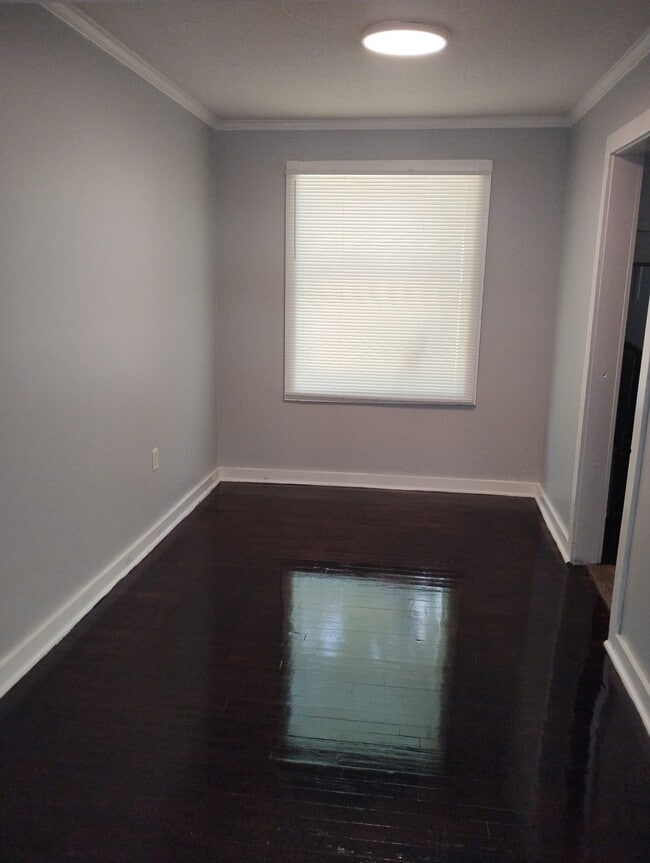 Building Photo - 1503 W 6th St