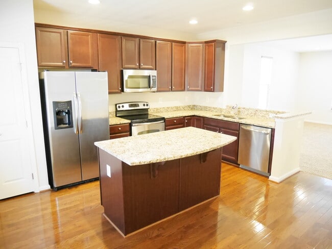 Building Photo - Gorgeous Townhome Located at Preserves at ...