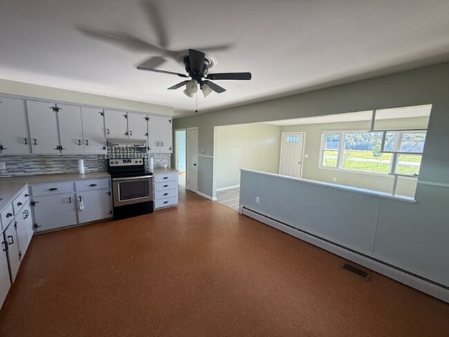 Primary Photo - Three Bedroom Single Family House for Rent...