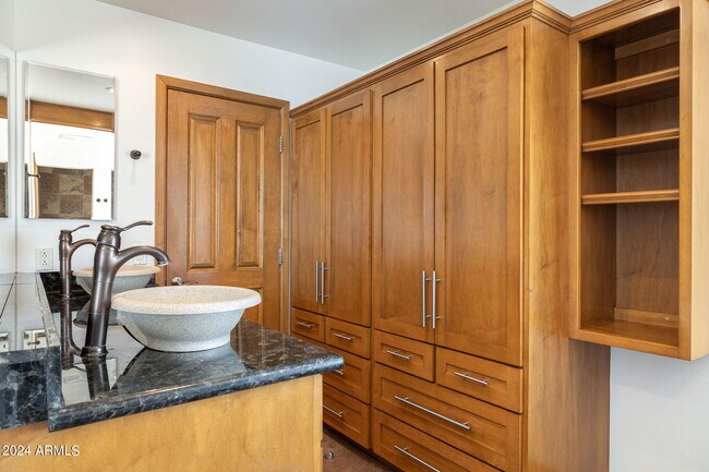 Building Photo - 8643 E Sandalwood Dr