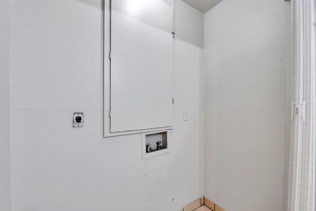 Building Photo - 6110 W Mt Houston Rd