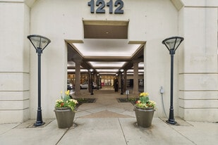 Building Photo - 1212 N La Salle Dr