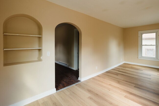Building Photo - 714 Helmholz Ave