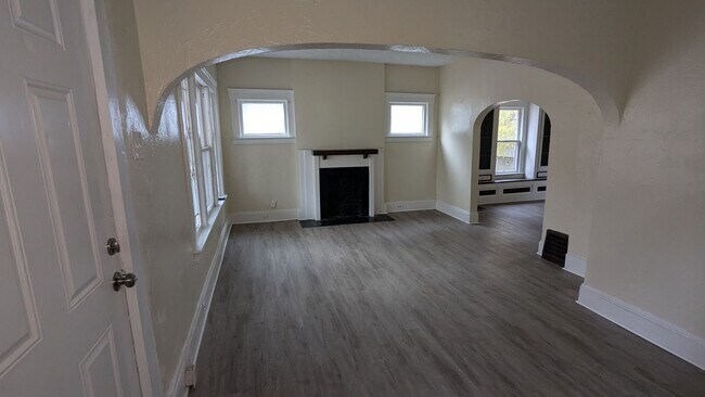Building Photo - Welcome to this charming 3-bedroom, 1-bathroom home located in the heart of Akron
