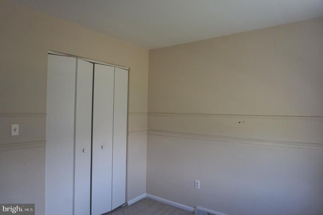 Building Photo - 141 Thames Dr