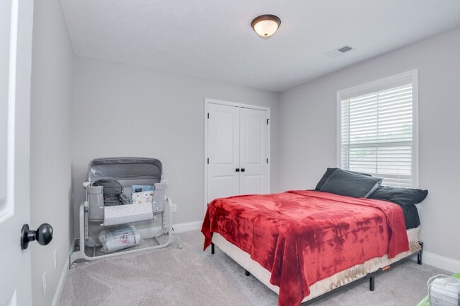 Building Photo - 4 Bedroom 2 Bathroom Two Story Home