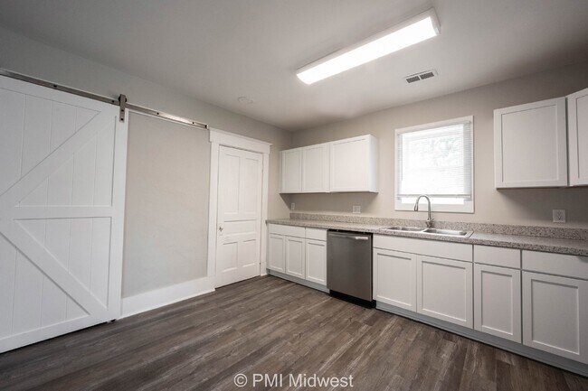 Building Photo - "Charming 3-Bedroom Duplex Haven on W 29th St – Spacious 1031 Sq Ft Gem in Indianapolis!"