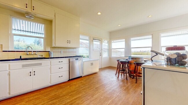 Building Photo - Charming 2 bedroom 1.5 bath plus office ho...