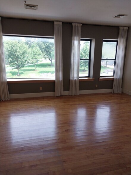 Building Photo - 135 Main St