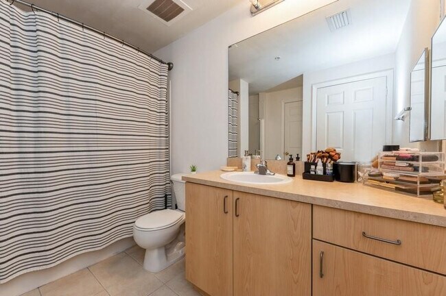 Building Photo - 533 NE 3rd Ave