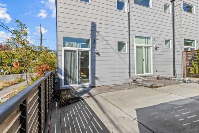 Building Photo - 2Bd/1.75Ba Seattle Townhouse