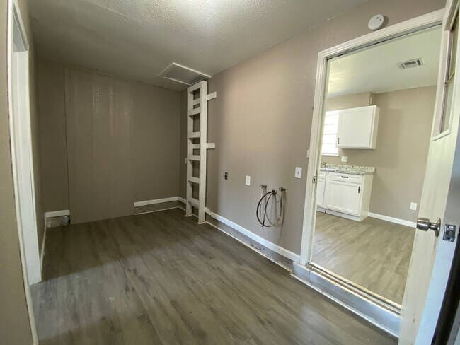 Building Photo - Charming 5 Bedroom House
