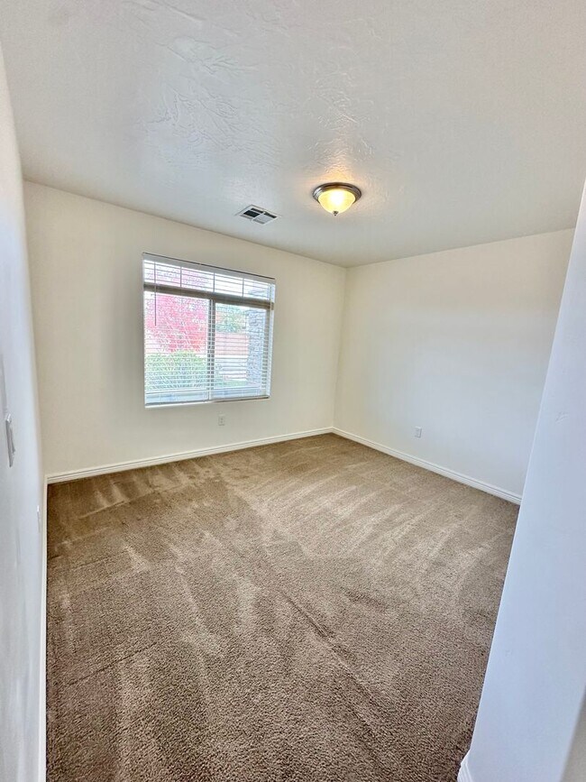 Building Photo - Desert Canyon Home!