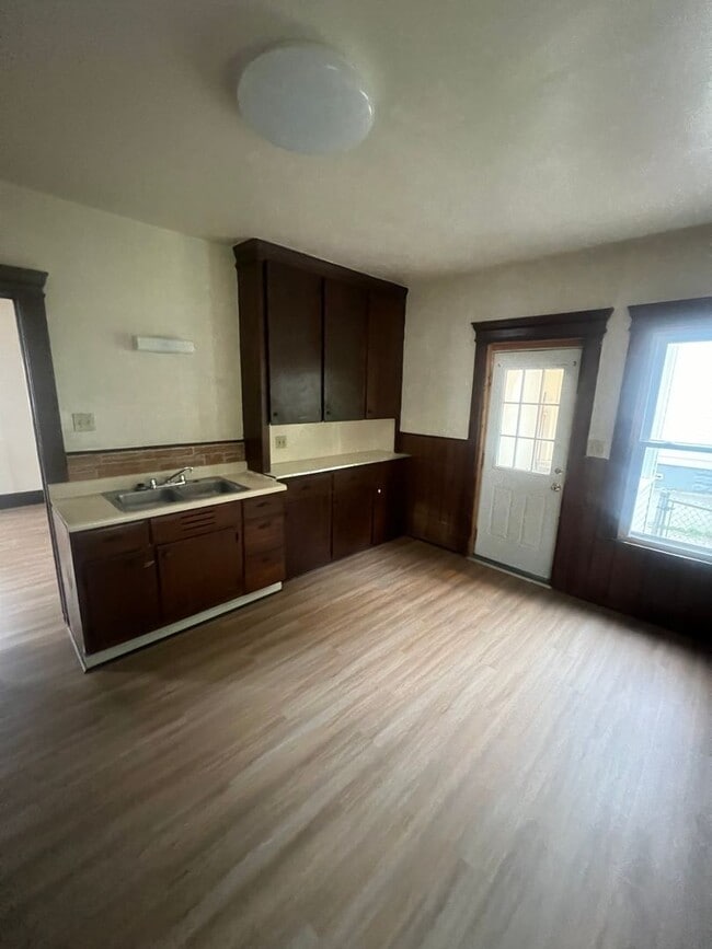 Building Photo - 1146 E 26th St