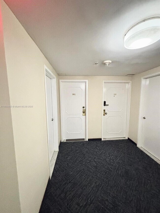 Building Photo - 801 Brickell Bay Dr