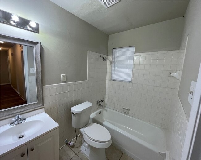 Building Photo - 905 La Salle Dr