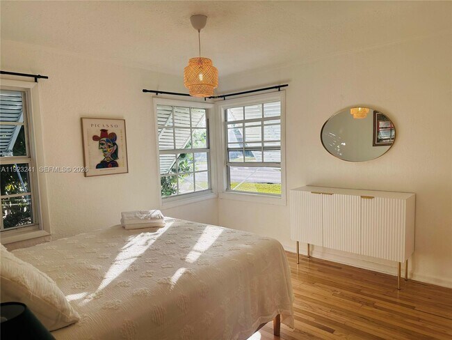 Building Photo - 3927 SW 64th Ave