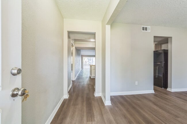 Building Photo - Charming & Spacious Home in La Porte!