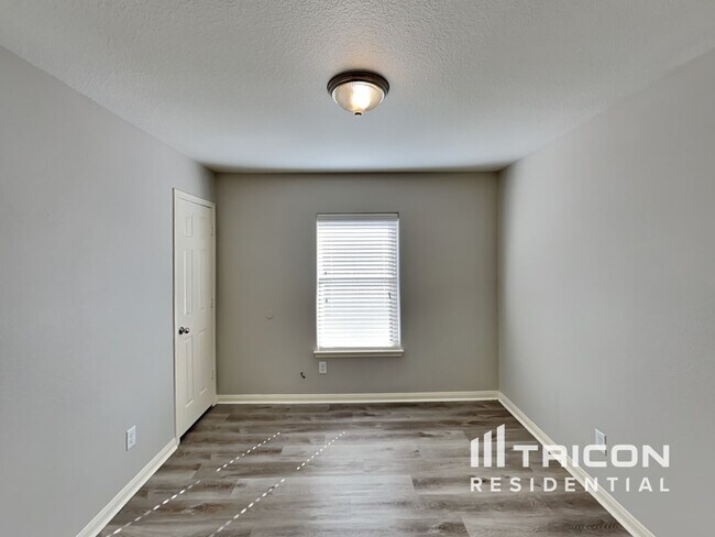 Building Photo - 1003 Marigold Rd