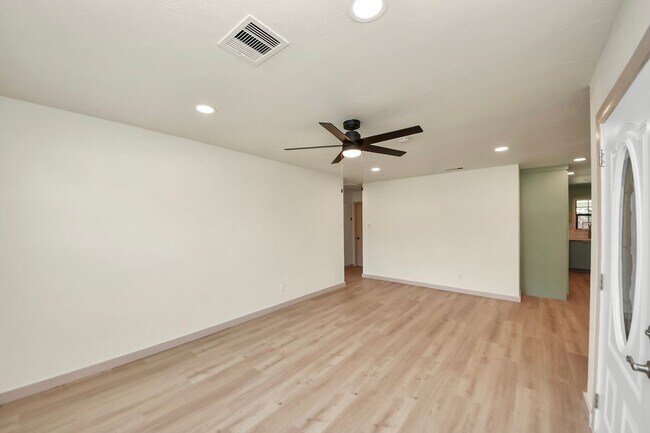 Building Photo - 2404 Grape Ln