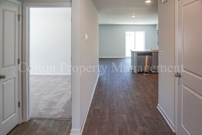 Building Photo - 602 Draymore Dr NE