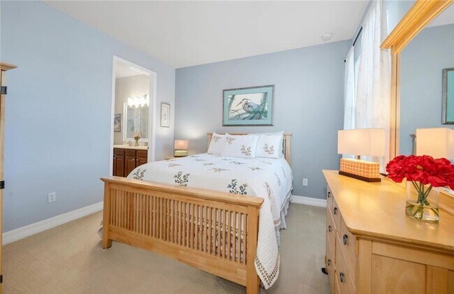 Building Photo - ***STUNNING FURNISHED/ UNFURNISHED ANNUAL*...