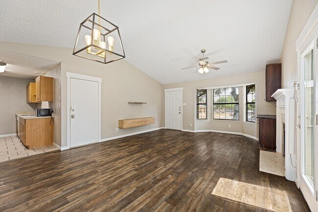 Building Photo - 906 Oleander Ln