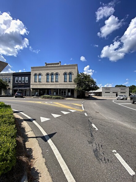 Building Photo - 605-607 E Commerce St
