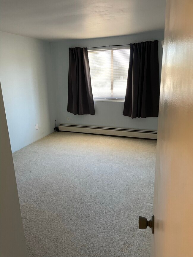 Building Photo - 8 Lancelot Court