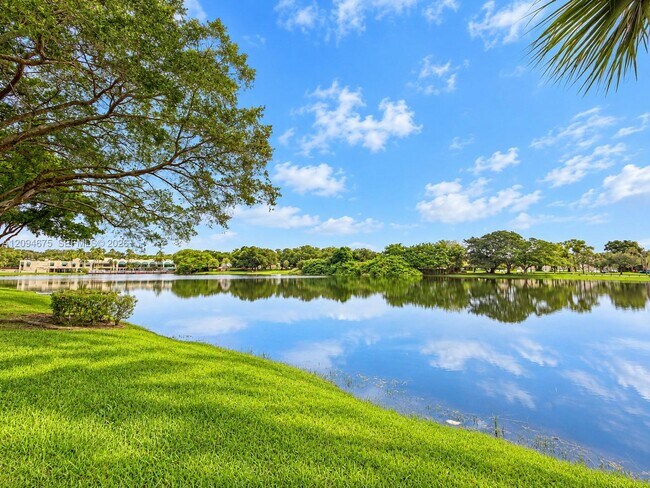 Building Photo - 9440 Poinciana Pl