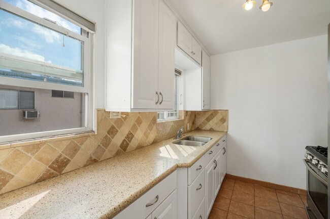 Building Photo - 11248 La Maida St