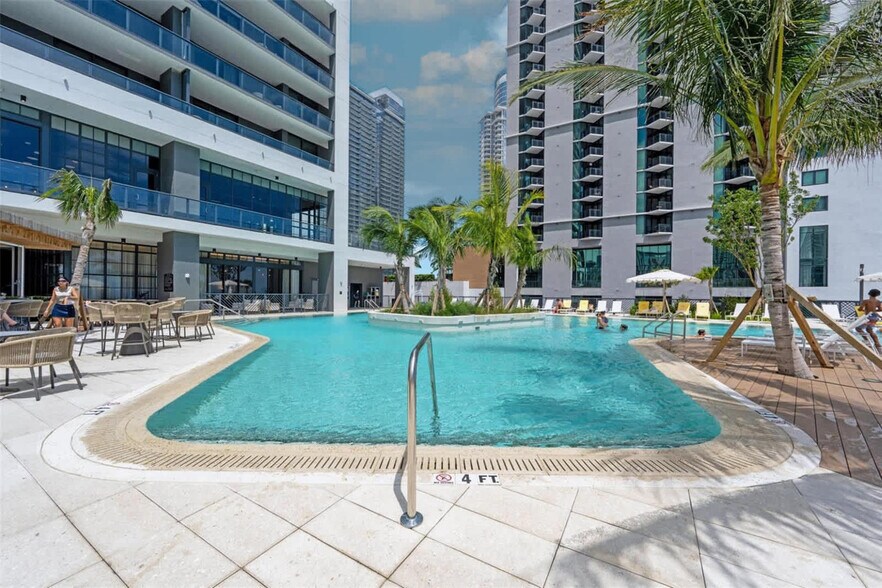 Building Photo - 601 NE 1st Ave