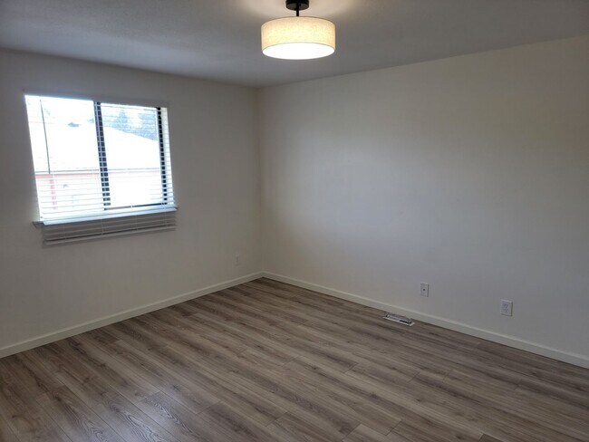 Building Photo - Great update 4-Bedroom Home On The South H...