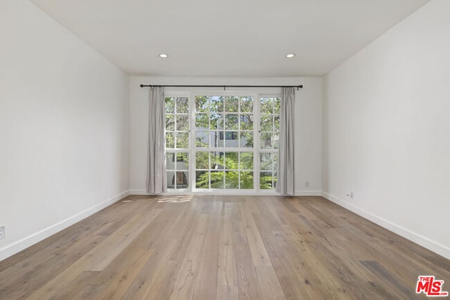 Building Photo - 133 S Oakhurst Dr