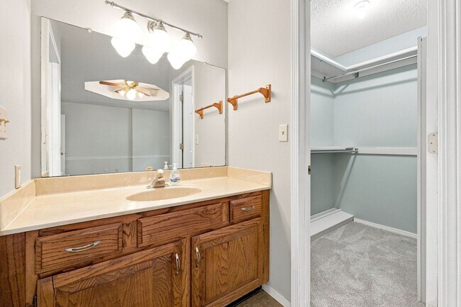 Building Photo - Spacious 3 Bed, 2 Bath Home with Fenced Backyard on Fayetteville's East Side