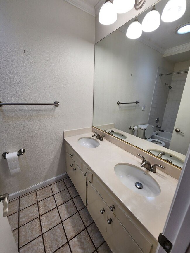 Building Photo - 4 Bedroom Single Story House in University City