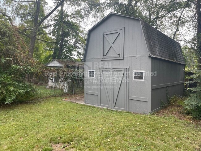 Building Photo - 121 Robbins St