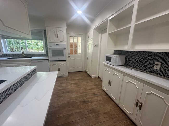 Building Photo - Gorgeous 3 Bedroom South Highland Home wit...