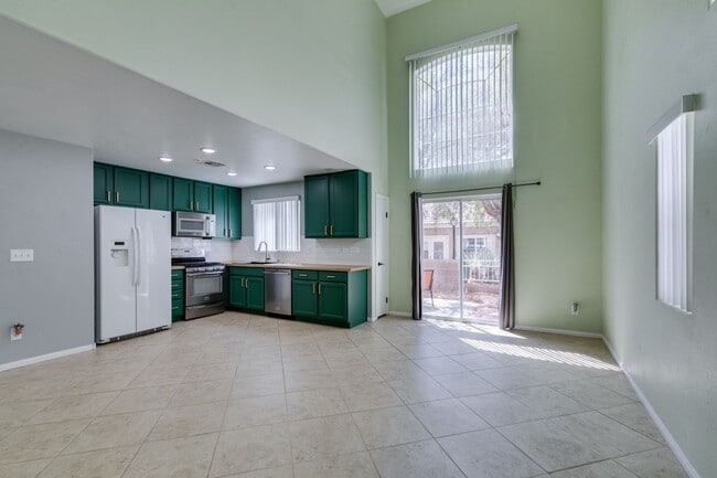 Building Photo - GORGEOUS OPEN FLOORPLAN*GATED COMMUNITY*COMMUNITY POOL AND SPA*