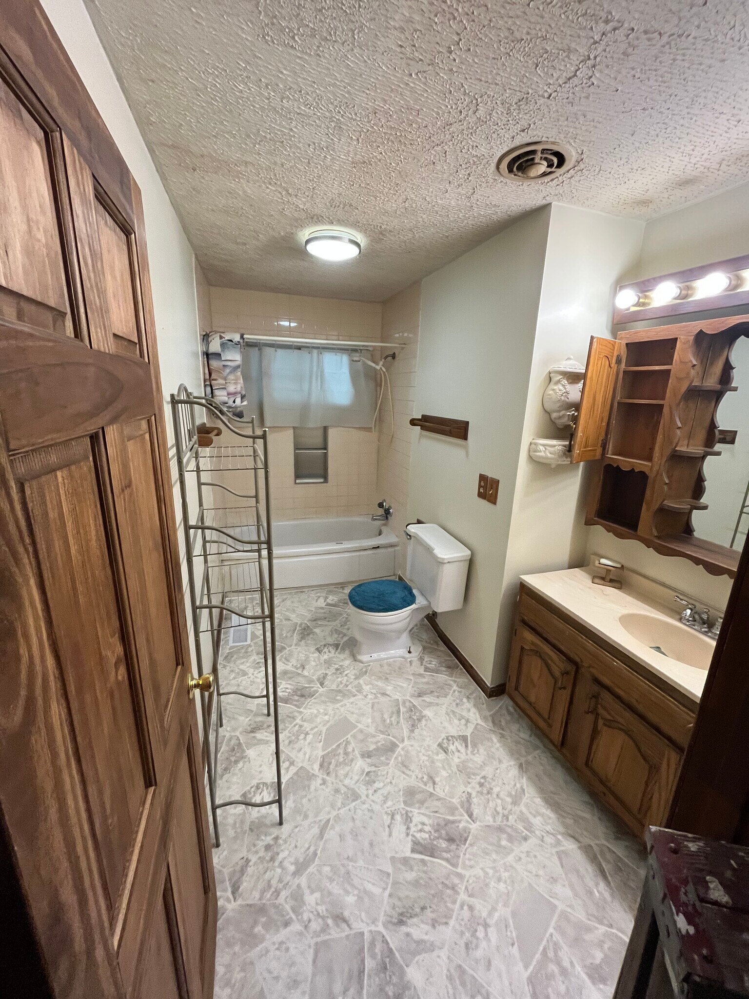 Bathroom - 571 N Mitchner Ave