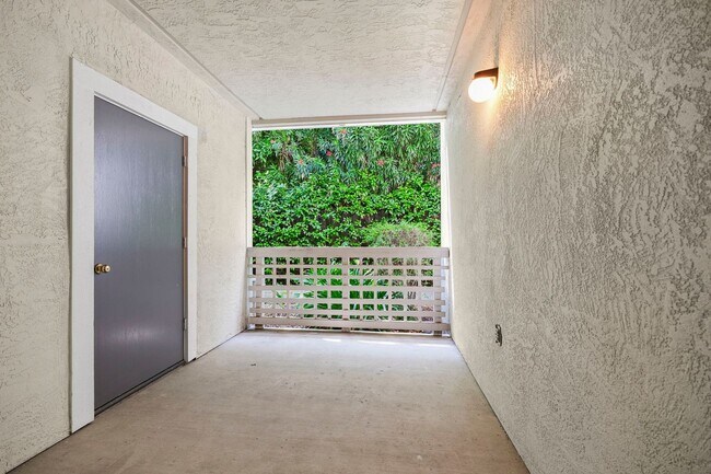Building Photo - Beautiful single level condo, lower level ...