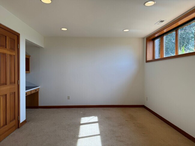 Building Photo - 9600 Hilltop Rd
