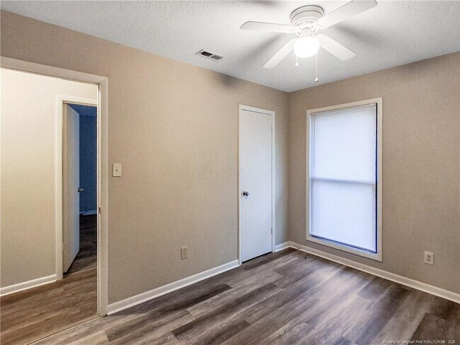 Building Photo - 6594 Honeysuckle Dr