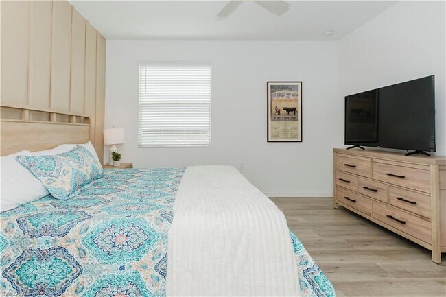 Building Photo - 15275 Green Acre Avenue Unit 338