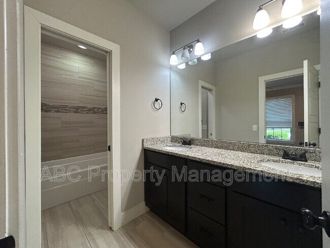 Building Photo - 3101 SW Warberry Ave