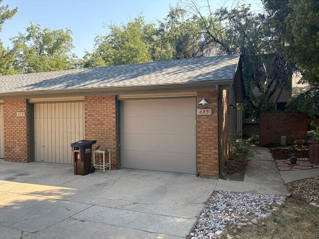 Building Photo - 4 Bed 3.5 Bath Wonderland Hill Townhouse