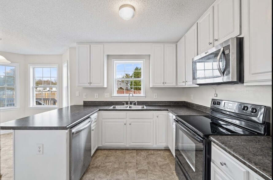 Building Photo - 137 Woodglen Dr