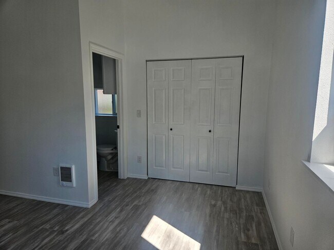 Building Photo - 703